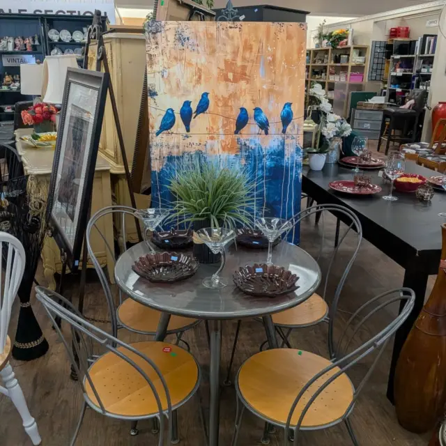 Did you know Cochrane Home Treasures has extended hours Wednesday through Fridays? The storefront is open 10am-8pm for your treasure-hunting adventures, and 10am-7pm for your donations ✨ 
Swing on by and discover our inventory, new every day!