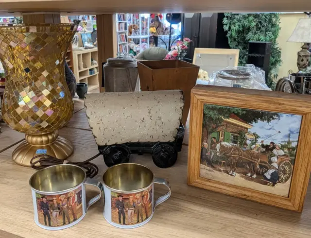 Some Western & vintage charm to start your week ✨

Donation Hours: 
Monday/Tuesday/Saturday/Sunday 10am-4pm 
Wednesday/Thursday/Friday 10am-7pm 

Store Hours: 
Monday/Tuesday/Saturday/Sunday 10am-5pm 
Wednesday/Thursday/Friday 10am-8pm 

Closed on all Statutory holidays